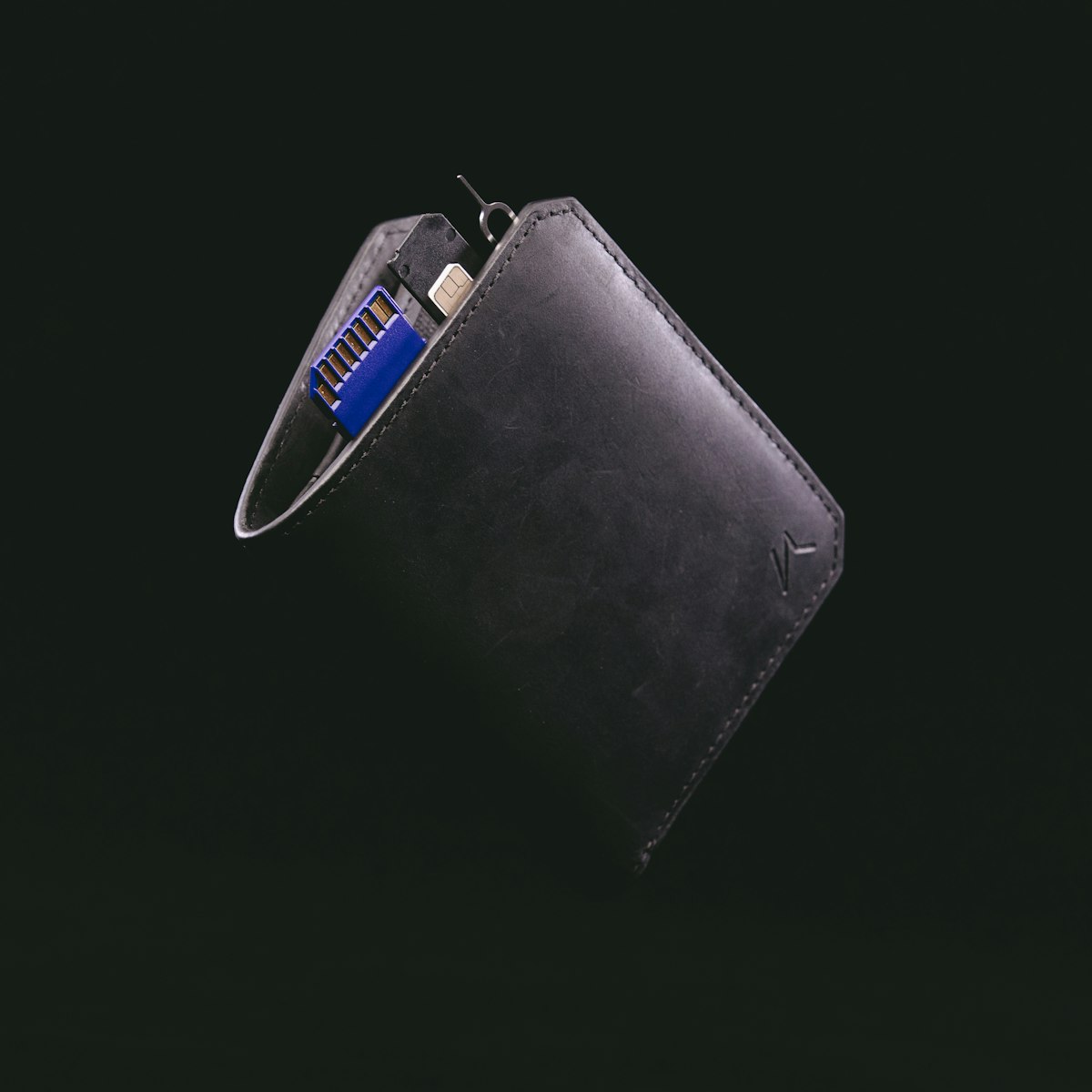 รีวิว Ledger Stax — hardware wallet จอ E-Ink โค้ง ออกแบบโดย Tony Fadell